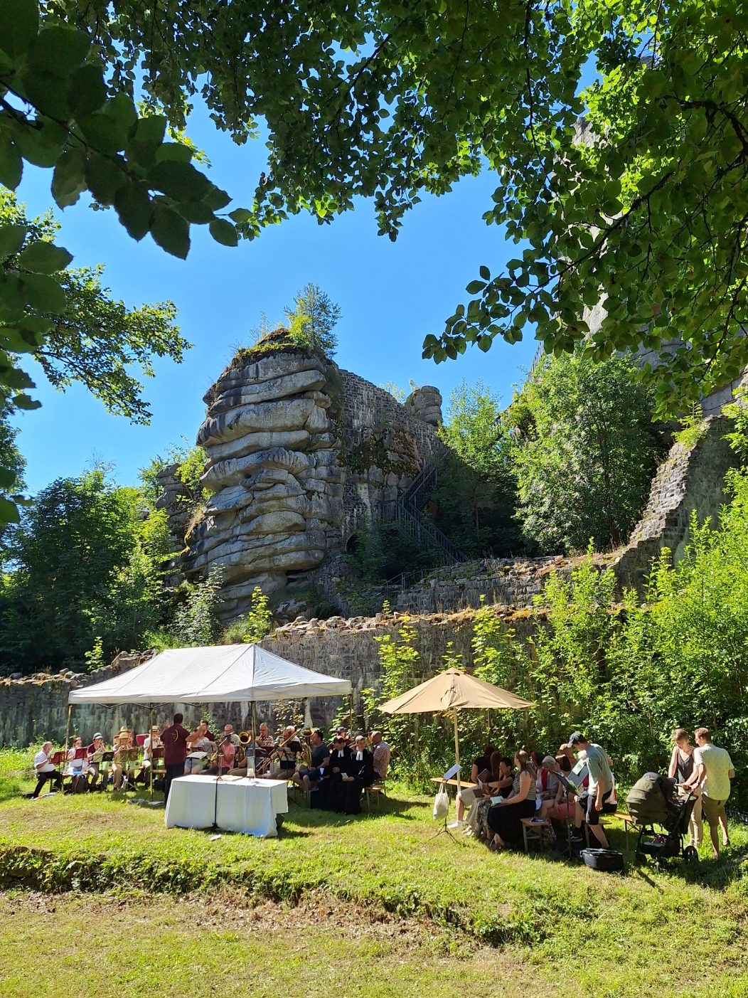 Gottesdienst unter freiem Himmel an der Burgruine Weißenstein