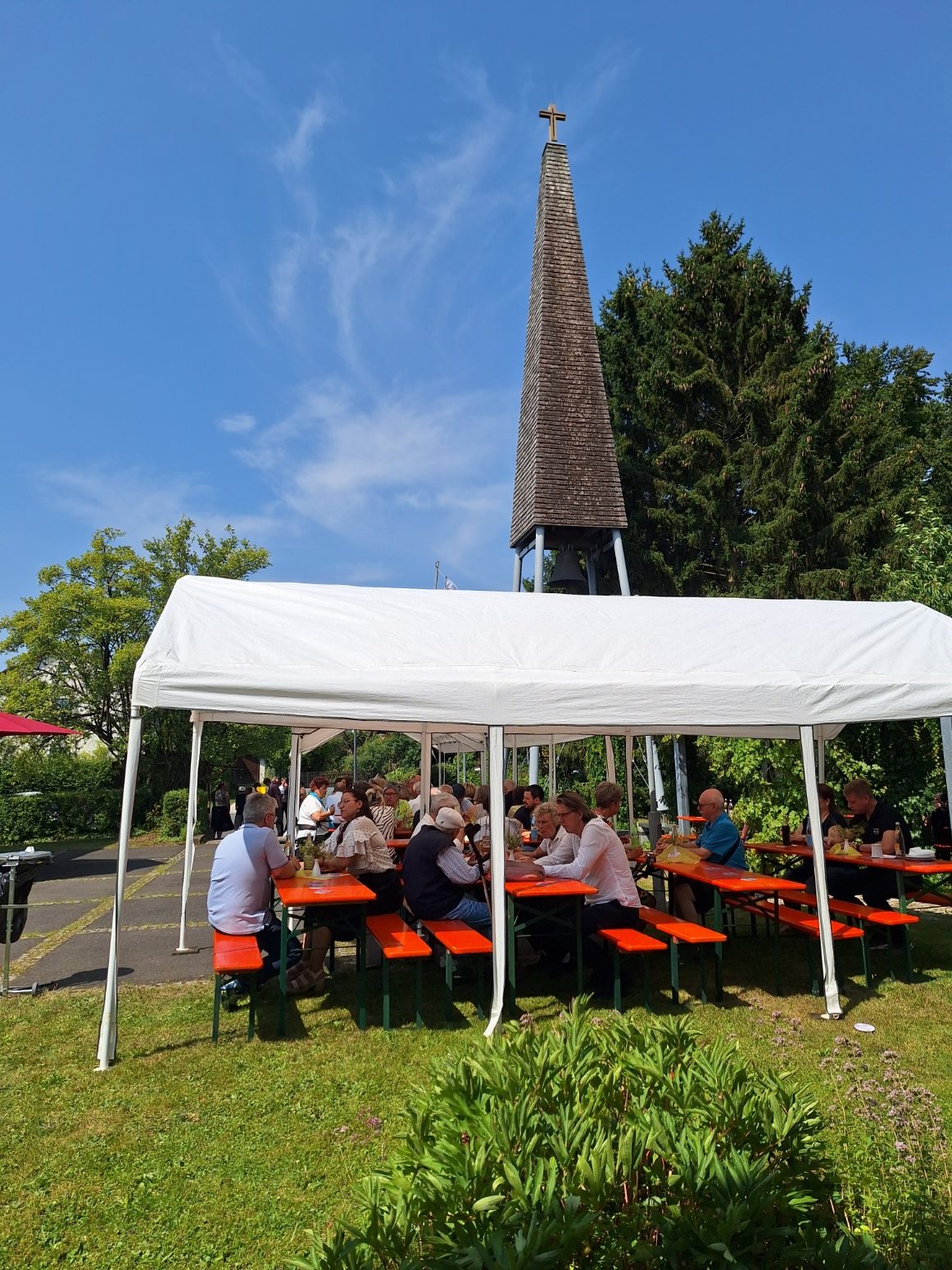 Feiern unter dem Glockenturm… gute Laune bei bestem Sommerwetter
