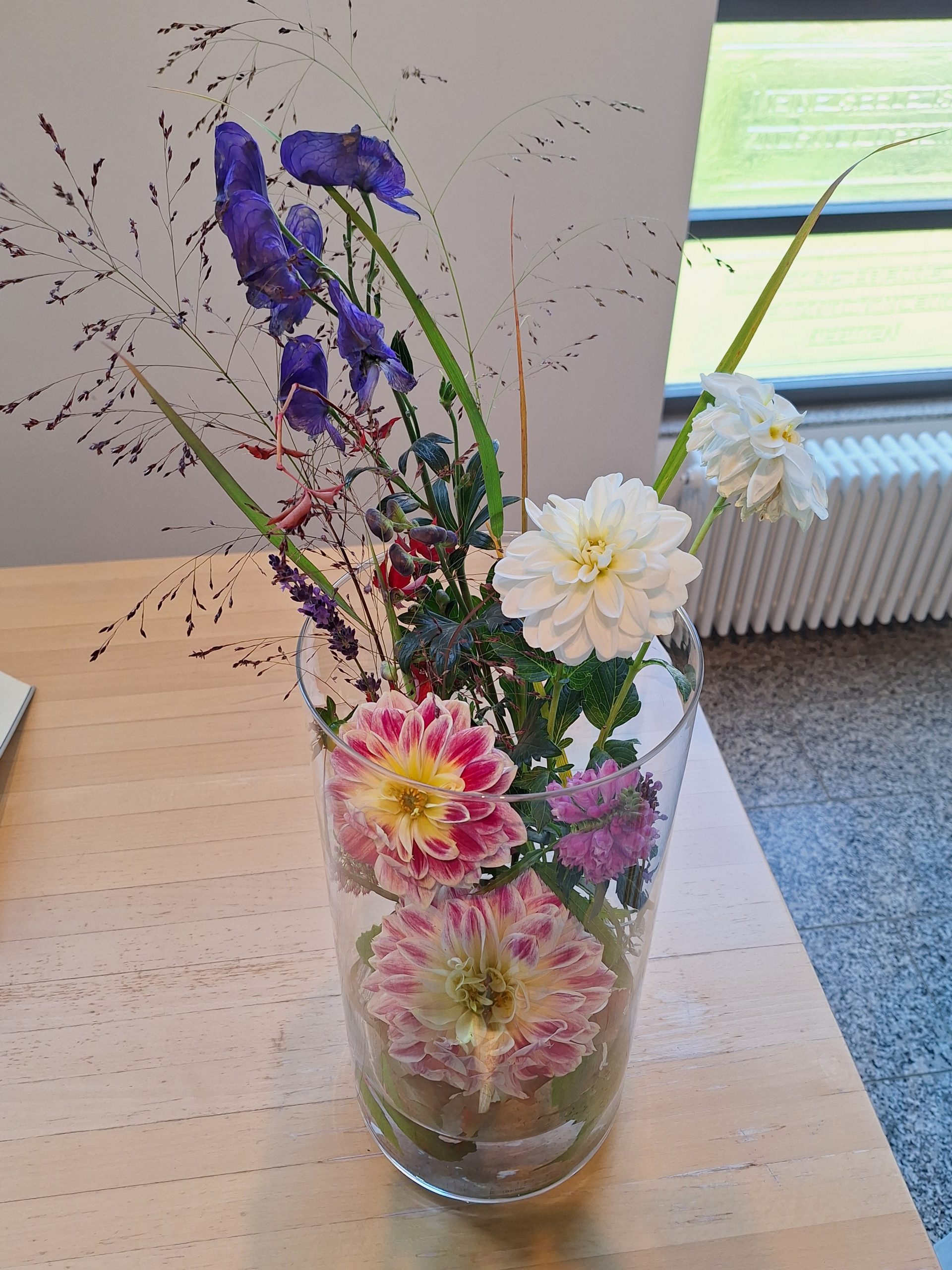 Blumenschmuck in unserer Kirche – mit viel Liebe und Geschmack